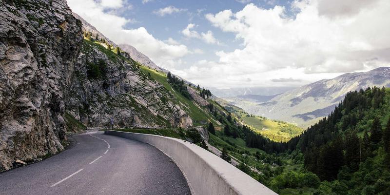 超越流量思维：如何通过在线社区构建品牌护城河与UGC引擎